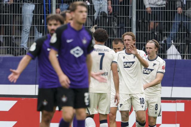 22 August 2026, Saxony, Aue: Hoffenheim's Wouter Burger (C) celebrates scoring his side's second goal with teammates during the German Cup (DFB Pokal) first round soccer match between Erzgebirge Aue vs TSG 1899 Hoffenheim at Erzgebirgsstadion. Photo: Jan Woitas/dpa - IMPORTANT NOTICE: Bundesliga and DFB regulations prohibit any use of photographs as image sequences and/or quasi-video.