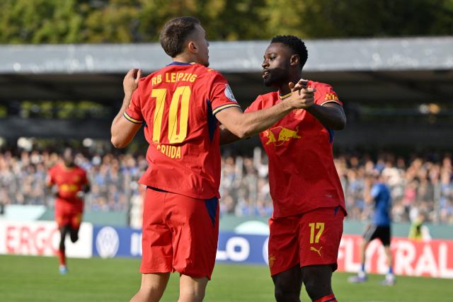 22 August 2026, Trier: Leipzig's Brajan Gruda (L) celebrates scoring his side's first goal with teammate Ridle Baku during the German Cup (DFB Pokal) first round soccer match between Eintracht Trier and RB Leipzig at Moselstadion Photo: Harald Tittel/dpa - IMPORTANT NOTICE: Bundesliga and DFB regulations prohibit any use of photographs as image sequences and/or quasi-video.