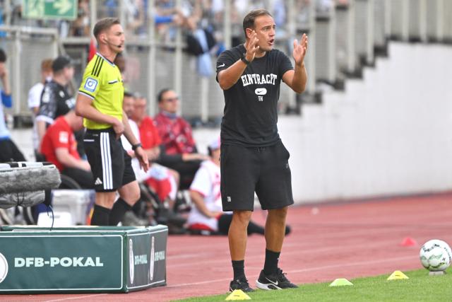 22 August 2026, Trier: Eintracht Trier coach Thomas Klasen gestures from the sideline during the German Cup (DFB Pokal) first round soccer match between Eintracht Trier and RB Leipzig at Moselstadion Photo: Harald Tittel/dpa - IMPORTANT NOTICE: Bundesliga and DFB regulations prohibit any use of photographs as image sequences and/or quasi-video.