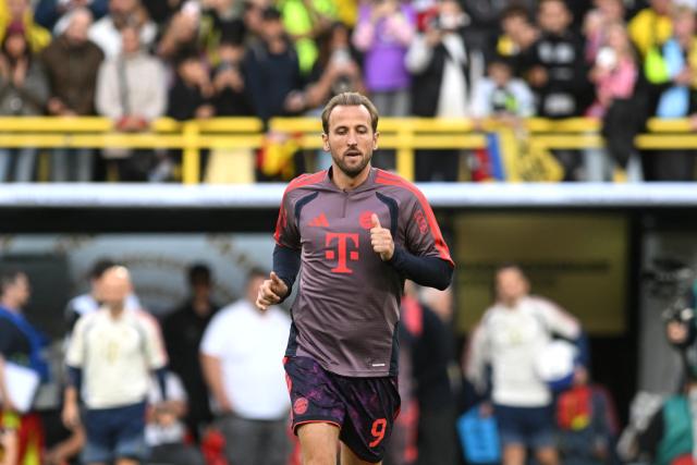 22 August 2026, Dortmund: Bayern Munich's Harry Kane warms up before the German Franz Beckenbauer Supercup soccer match between Borussia Dortmund and FC Bayern Munich at the Signal Iduna Park. Photo: Bernd Thissen/dpa - IMPORTANT NOTICE: In accordance with the regulations of the Bundesliga and the DFB (German Football Association), it is prohibited to use or allow the use of photographs taken in the stadium and/or during the game in the form of sequential images and/or video-like photo series.