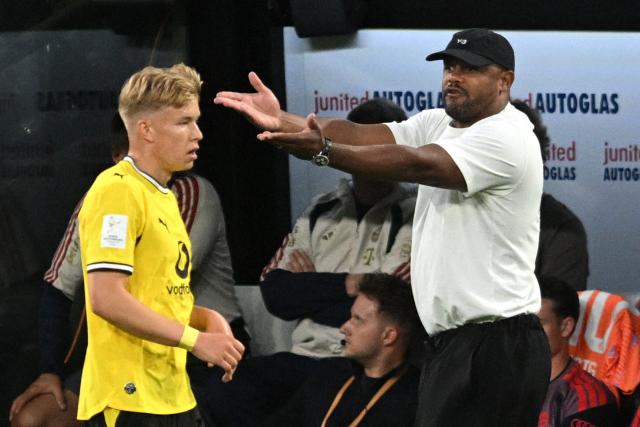 22 August 2026, Dortmund: Bayern Munich coach Vincent Kompany reacts alongside Borussia Dortmund's Daniel Svensson during the German Franz Beckenbauer Supercup soccer match between Borussia Dortmund and FC Baye
rn Munich at the Signal Iduna Park. Photo: Bernd Thissen/dpa - IMPORTANT NOTICE: Bundesliga and DFB regulations prohibit any use of photographs as image sequences and/or quasi-video.