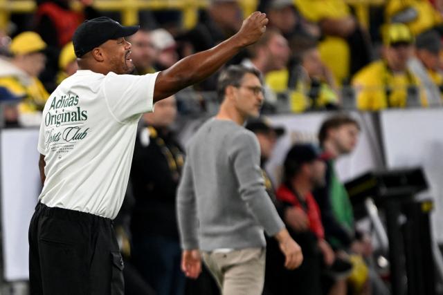 22 August 2026, Dortmund: Bayern Munich coach Vincent Kompany (L) reacts alongside Borussia Dortmund coach Niko Kovac during the German Franz Beckenbauer Supercup soccer match between Borussia Dortmund and FC Bayern Munich at the Signal Iduna Park. Photo: Federico Gambarini/dpa - IMPORTANT NOTICE: Bundesliga and DFB regulations prohibit any use of photographs as image sequences and/or quasi-video.