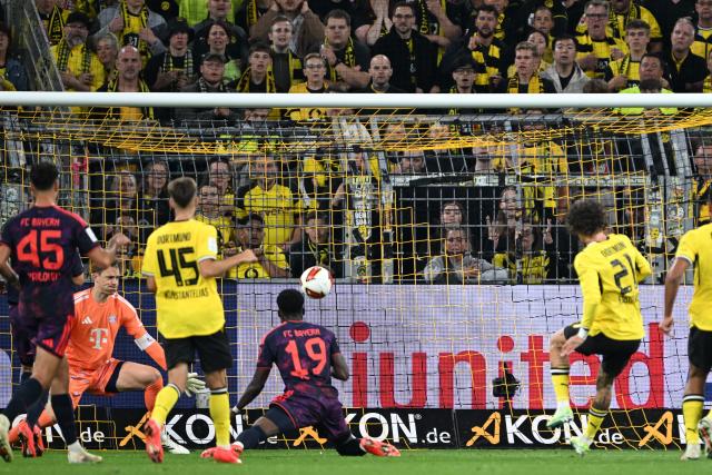 22 August 2026, Dortmund: Borussia Dortmund's Fabio Silva  celebrates scoring his side's first goal during the German Franz Beckenbauer Supercup soccer match between Borussia Dortmund and FC Bayern Munich at the Signal Iduna Park. Photo: Federico Gambarini/dpa - IMPORTANT NOTICE: Bundesliga and DFB regulations prohibit any use of photographs as image sequences and/or quasi-video.