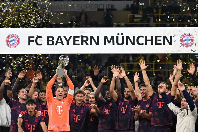 22 August 2026, Dortmund: Bayern Munich players celebrate with the trophy after winning the German Franz Beckenbauer Supercup soccer match against Borussia Dortmund at the Signal Iduna Park. Photo: Bernd Thissen/dpa - IMPORTANT NOTICE: Bundesliga and DFB regulations prohibit any use of photographs as image sequences and/or quasi-video.