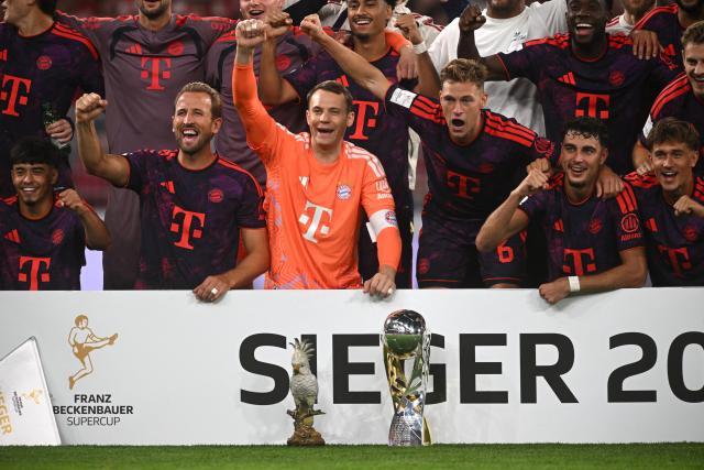 22 August 2026, Dortmund: Bayern Munich players celebrate with the trophy after winning the German Franz Beckenbauer Supercup soccer match against Borussia Dortmund at the Signal Iduna Park. Photo: Bernd Thissen/dpa - IMPORTANT NOTICE: Bundesliga and DFB regulations prohibit any use of photographs as image sequences and/or quasi-video.