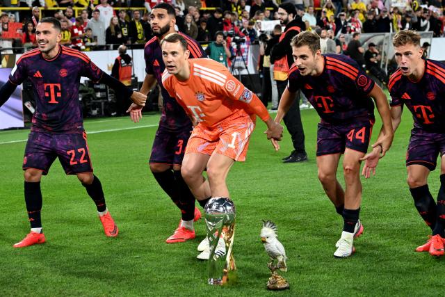 22 August 2026, Dortmund: Bayern Munich players 
celebrate with the trophy after winning the German Franz Beckenbauer Supercup soccer match against Borussia Dortmund at the Signal Iduna Park. Photo: Federico Gambarini/dpa - IMPORTANT NOTICE: Bundesliga and DFB regulations prohibit any use of photographs as image sequences and/or quasi-video.