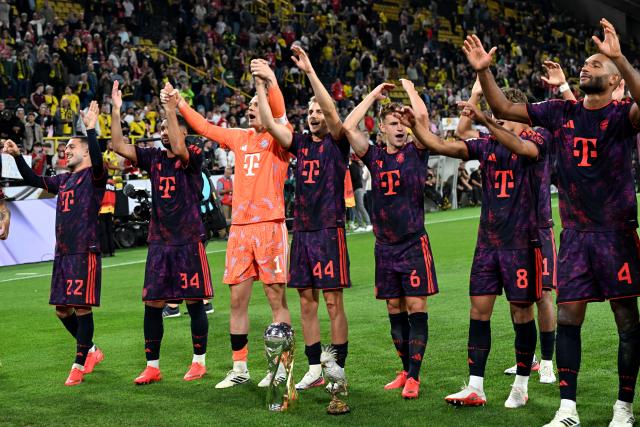 22 August 2026, Dortmund: Bayern Munich players 
celebrate with the trophy after winning the German Franz Beckenbauer Supercup soccer match against Borussia Dortmund at the Signal Iduna Park. Photo: Federico Gambarini/dpa - IMPORTANT NOTICE: Bundesliga and DFB regulations prohibit any use of photographs as image sequences and/or quasi-video.
