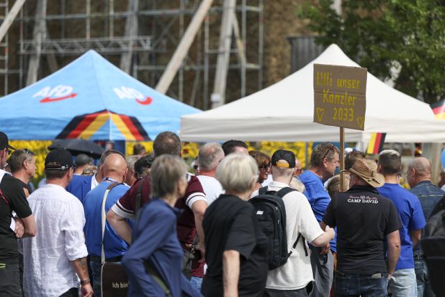 21 August 2026, Saxony-Anhalt, Querfurt: Visitors are standing at an information booth set up by the party for the state election in Saxony-Anhalt in the Kurpark. Photo: Jan Woitas/dpa