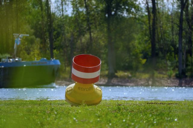 23 August 2026, Rhineland-Palatinate, Nackenheim: A cargo ship passes a navigation marker (river buoy) on the Rhine during low water. Inland waterway traffic remains severely restricted. Photo: Andreas Arnold/dpa