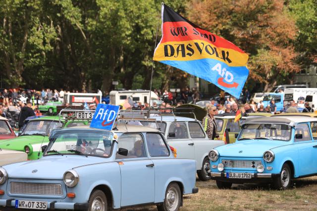 23 August 2026, Saxony-Anhalt, Quedlinburg: Vehicles displaying AFD flags are parked on a festival grounds in Quedlinburg. Saxony-Anhalt's AFD lead candidate, Siegmund, invited people to a Simson motorcycle ride. More than 5,000 participants turned out. Photo: Matthias Bein/dpa