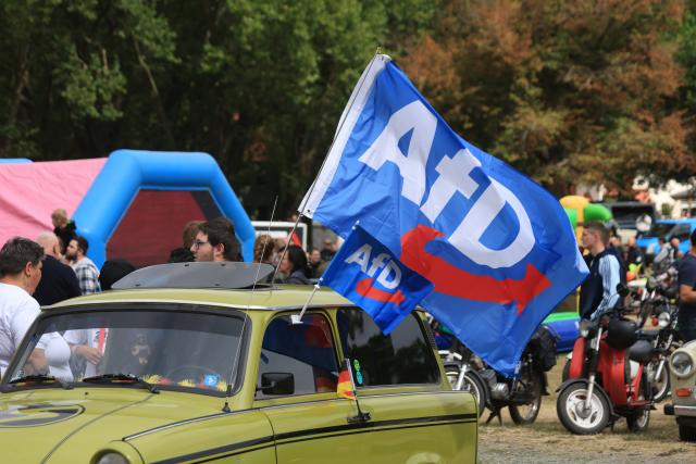 23 August 2026, Saxony-Anhalt, Quedlinburg: Vehicles displaying AfD flags are parked on a festival grounds in Quedlinburg. Saxony-Anhalt's AfD lead candidate, Ulrich Siegmund, organized a Simson motorcycle ride. More than 5,000 participants attended. Photo: Matthias Bein/dpa
