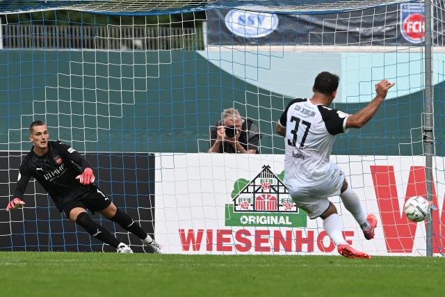 23 August 2026, Lower Saxony, Oldenburg: Jeddeloh's Haris Hyseni (R) scores his side's fourth goal during the German DFB Cup first round soccer match between SSV Jeddeloh II and 1. FC Heidenheim at Marschweg Stadium. Photo: Carmen Jaspersen/dpa - WICHTIGER HINWEIS: Gemäß den Vorgaben der Bundesliga bzw. des DFB Deutscher Fußball-Bund ist es untersagt, in dem Stadion und/oder vom Spiel angefertigte Fotoaufnahmen in Form von Sequenzbildern und/oder videoähnlichen Fotostrecken zu verwerten bzw. verwerten zu lassen.