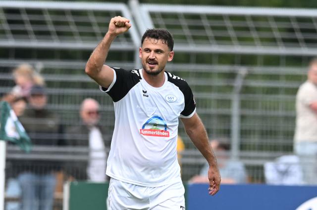 23 August 2026, Lower Saxony, Oldenburg: Jeddeloh's Haris Hyseni celebrates scoring his side's fourth goal during the German DFB Cup first round soccer match between SSV Jeddeloh II and 1. FC Heidenheim at Marschweg Stadium. Photo: Carmen Jaspersen/dpa - WICHTIGER HINWEIS: Gemäß den Vorgaben der Bundesliga bzw. des DFB Deutscher Fußball-Bund ist es untersagt, in dem Stadion und/oder vom Spiel angefertigte Fotoaufnahmen in Form von Sequenzbildern und/oder videoähnlichen Fotostrecken zu verwerten bzw. verwerten zu lassen.