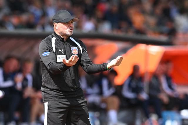 23 August 2026, Lower Saxony, Oldenburg: Heidenheim assistant coach Bernhard Raab gestures on the sidelines during the German DFB Cup first round soccer match between SSV Jeddeloh II and 1. FC Heidenheim at Marschweg Stadium. Photo: Carmen Jaspersen/dpa - WICHTIGER HINWEIS: Gemäß den Vorgaben der Bundesliga bzw. des DFB Deutscher Fußball-Bund ist es untersagt, in dem Stadion und/oder vom Spiel angefertigte Fotoaufnahmen in Form von Sequenzbildern und/oder videoähnlichen Fotostrecken zu verwerten bzw. verwerten zu lassen.