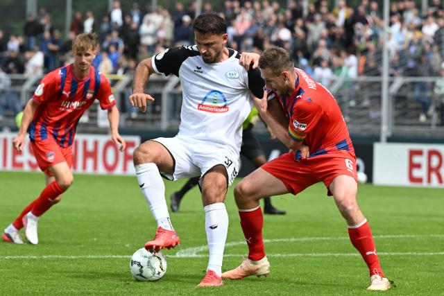 23 August 2026, Lower Saxony, Oldenburg: Jeddeloh's Haris Hyseni and Heidenheim's Patrick Mainka (R) battle for the ball during the German DFB Cup first round soccer match between SSV Jeddeloh II and 1. FC Heidenheim at Marschweg Stadium. Photo: Carmen Jaspersen/dpa - WICHTIGER HINWEIS: Gemäß den Vorgaben der Bundesliga bzw. des DFB Deutscher Fußball-Bund ist es untersagt, in dem Stadion und/oder vom Spiel angefertigte Fotoaufnahmen in Form von Sequenzbildern und/oder videoähnlichen Fotostrecken zu verwerten bzw. verwerten zu lassen.