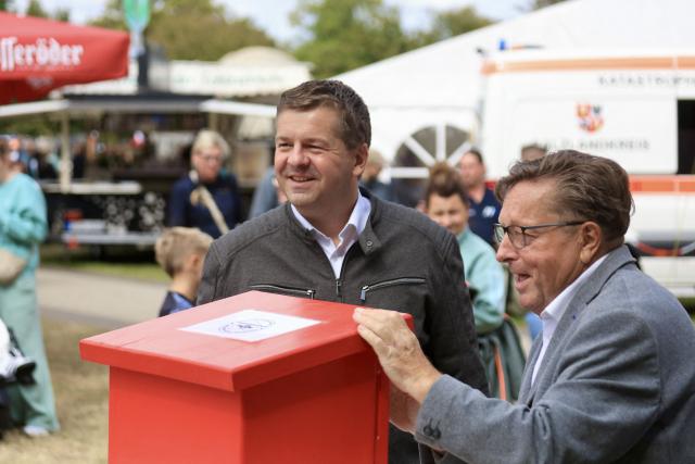 23 August 2026, Saxony-Anhalt, Aschersleben: Saxony-Anhalt's Minister President Sven Schulze (L) visits the 14th ASCANIA Horse Festival at the Herrenbreite Park in Aschersleben. Photo: Matthias Bein/dpa