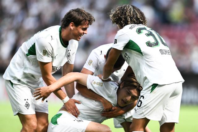 23 August 2026, Rheinland-Pfalz, Mainz: Borussia Moenchengladbach's Daiki Hashioka (C) celebrates scoring his side's second goal with teammates during the German DFB Cup first round soccer match between Schott Mainz and Borussia Moenchengladbach at Mewa Arena. Photo: Florian Wiegand/dpa - WICHTIGER HINWEIS: Gemäß den Vorgaben der Bundesliga bzw. des DFB Deutscher Fußball-Bund ist es untersagt, in dem Stadion und/oder vom Spiel angefertigte Fotoaufnahmen in Form von Sequenzbildern und/oder videoähnlichen Fotostrecken zu verwerten bzw. verwerten zu lassen.