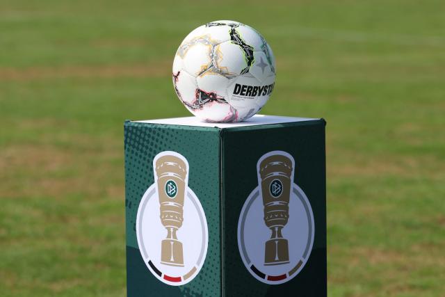 23 August 2026, Baden-Wuerttemberg, Bahlingen am Kaiserstuhl: The official match ball from Derbystar is displayed on a pedestal before the German DFB Cup first round soccer match between Bahlinger SC and 1. FC Magdeburg at Kaiserstuhlstadion. Photo: Philipp von Ditfurth/dpa - WICHTIGER HINWEIS: Gemäß den Vorgaben der Bundesliga bzw. des DFB Deutscher Fußball-Bund ist es untersagt, in dem Stadion und/oder vom Spiel angefertigte Fotoaufnahmen in Form von Sequenzbildern und/oder videoähnlichen Fotostrecken zu verwerten bzw. verwerten zu lassen.