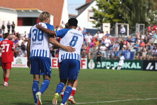 23 August 2026, Baden-Wuerttemberg, Bahlingen am Kaiserstuhl: Magdeburg's Luka Hyrylaeinen (L) and Emmanuel Iyoha celebrate a goal during the German DFB Cup first round soccer match between Bahlinger SC and 1. FC Magdeburg at Kaiserstuhlstadion. Photo: Philipp von Ditfurth/dpa - WICHTIGER HINWEIS: Gemäß den Vorgaben der Bundesliga bzw. des DFB Deutscher Fußball-Bund ist es untersagt, in dem Stadion und/oder vom Spiel angefertigte Fotoaufnahmen in Form von Sequenzbildern und/oder videoähnlichen Fotostrecken zu verwerten bzw. verwerten zu lassen.