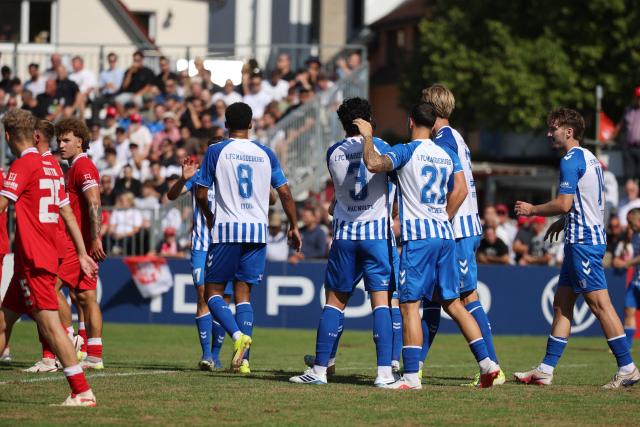 23 August 2026, Baden-Wuerttemberg, Bahlingen am Kaiserstuhl: Magdeburg's Falko Michel (3rd R) celebrates scoring his side's second goal with teammates during the German DFB Cup first round soccer match between Bahlinger SC and 1. FC Magdeburg at Kaiserstuhlstadion. Photo: Philipp von Ditfurth/dpa - WICHTIGER HINWEIS: Gemäß den Vorgaben der Bundesliga bzw. des DFB Deutscher Fußball-Bund ist es untersagt, in dem Stadion und/oder vom Spiel angefertigte Fotoaufnahmen in Form von Sequenzbildern und/oder videoähnlichen Fotostrecken zu verwerten bzw. verwerten zu lassen.