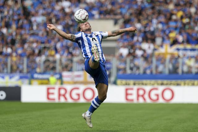 23 August 2026, Thuringia, Jena: Carl Zeiss Jena's Nils Butzen in action during the German DFB Cup first round soccer match between FC Carl Zeiss Jena and Darmstadt 98 at Ernst-Abbe-Sportfeld. Photo: Jan Woitas/dpa - WICHTIGER HINWEIS: Gemäß den Vorgaben der Bundesliga bzw. des DFB Deutscher Fußball-Bund ist es untersagt, in dem Stadion und/oder vom Spiel angefertigte Fotoaufnahmen in Form von Sequenzbildern und/oder videoähnlichen Fotostrecken zu verwerten bzw. verwerten zu lassen.