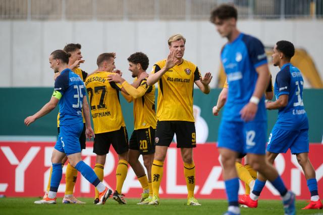 23 August 2026, North Rhine-Westphalia, Muenster: Dynamo Dresden's Vincent Vermeij (C) celebrates scoring his side's third goal during the German DFB Cup first round soccer match between Westfalia Rhynern and Dynamo Dresden at Preussenstadion. Photo: Bernd Thissen/dpa - WICHTIGER HINWEIS: Gemäß den Vorgaben der Bundesliga bzw. des DFB Deutscher Fußball-Bund ist es untersagt, in dem Stadion und/oder vom Spiel angefertigte Fotoaufnahmen in Form von Sequenzbildern und/oder videoähnlichen Fotostrecken zu verwerten bzw. verwerten zu lassen.