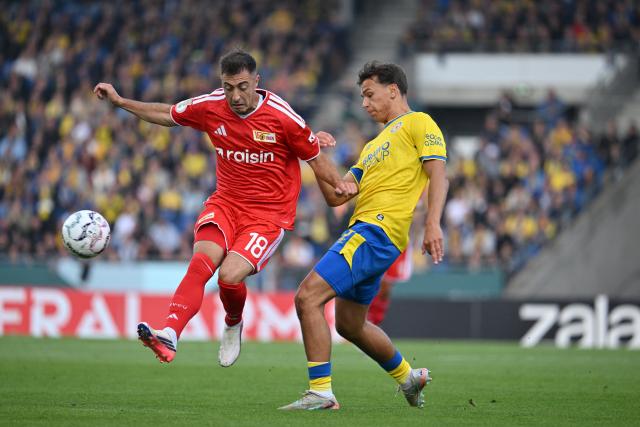 23 August 2026, Lower Saxony, Braunschweig: Union Berlin's Josip Juranovic (L) and Eintracht Braunschweig's Max Marie battle for the ball during the German DFB Cup first round soccer match between Eintracht Braunschweig and 1. FC Union Berlin at Eintracht Stadium. Photo: Swen Pförtner/dpa