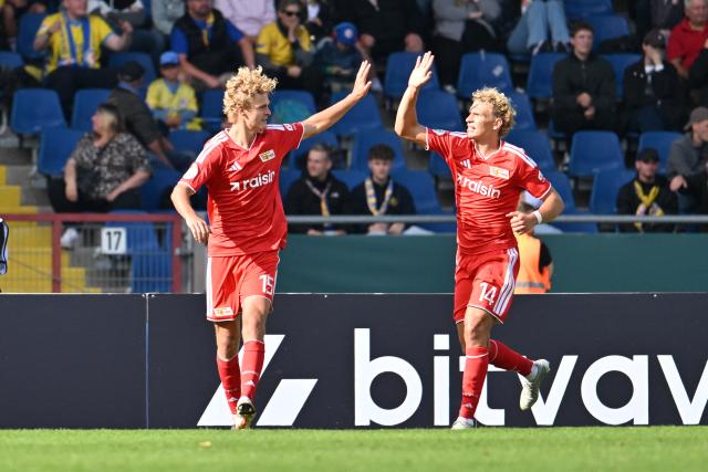 23 August 2026, Lower Saxony, Braunschweig: Union Berlin's Tom Rothe (L) celebrates scoring his side's second goal with teammate Leopold Querfeld during the German DFB Cup first round soccer match between Eintracht Braunschweig and 1. FC Union Berlin at Eintracht Stadium. Photo: Swen Pförtner/dpa
