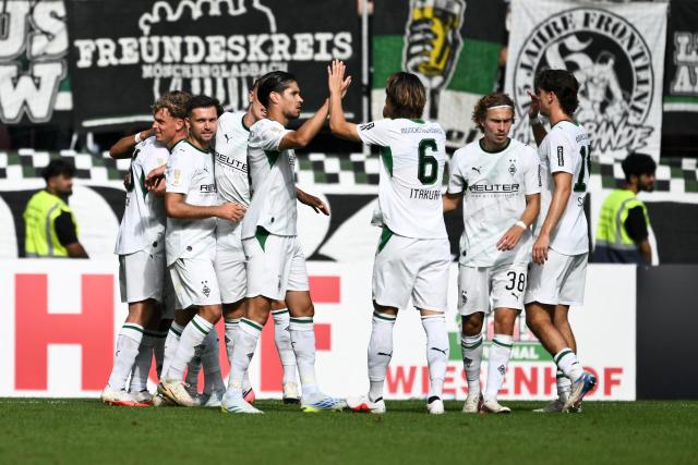 23 August 2026, Rheinland-Pfalz, Mainz: Borussia Moenchengladbach's Lukas Ullrich (L) celebrates scoring his side's fourth goal with teammates during the German DFB Cup first round soccer match between Schott Mainz and Borussia Moenchengladbach at Mewa Arena. Photo: Florian Wiegand/dpa - WICHTIGER HINWEIS: Gemäß den Vorgaben der Bundesliga bzw. des DFB Deutscher Fußball-Bund ist es untersagt, in dem Stadion und/oder vom Spiel angefertigte Fotoaufnahmen in Form von Sequenzbildern und/oder videoähnlichen Fotostrecken zu verwerten bzw. verwerten zu lassen.