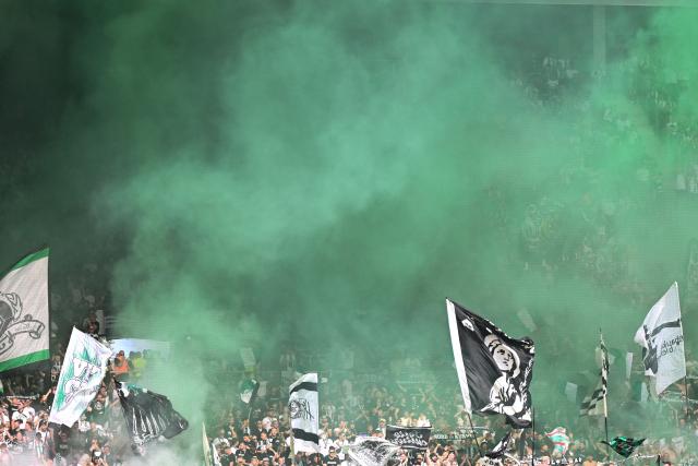 23 August 2026, Rheinland-Pfalz, Mainz: Borussia Moenchengladbach fans set off pyrotechnics during the German DFB Cup first round soccer match between Schott Mainz and Borussia Moenchengladbach at Mewa Arena. Photo: Florian Wiegand/dpa - WICHTIGER HINWEIS: Gemäß den Vorgaben der Bundesliga bzw. des DFB Deutscher Fußball-Bund ist es untersagt, in dem Stadion und/oder vom Spiel angefertigte Fotoaufnahmen in Form von Sequenzbildern und/oder videoähnlichen Fotostrecken zu verwerten bzw. verwerten zu lassen.