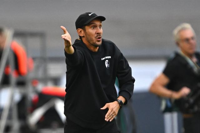 23 August 2026, North Rhine-Westphalia, Duesseldorf: Freiburg coach Julian Schuster gestures on the sidelines during the German DFB Cup first round soccer match between Fortuna Duesseldorf and SC Freiburg at the Merkur Spiel-Arena. Photo: Federico Gambarini/dpa - WICHTIGER HINWEIS: Gemäß den Vorgaben der Bundesliga bzw. des DFB Deutscher Fußball-Bund ist es untersagt, in dem Stadion und/oder vom Spiel angefertigte Fotoaufnahmen in Form von Sequenzbildern und/oder videoähnlichen Fotostrecken zu verwerten bzw. verwerten zu lassen.