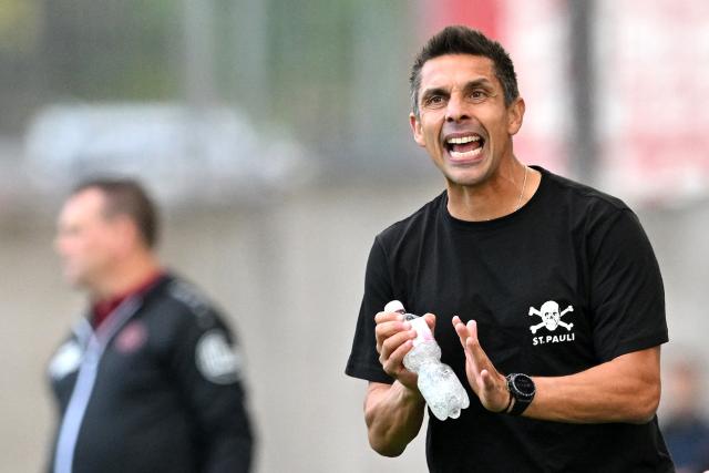 23 August 2026, North Rhine-Westphalia, Essen: St. Pauli coach Marcel Rapp gestures on the touchline during the German DFB Cup first round soccer match between Rot-Weiss Essen and FC St. Pauli at the Stadion an der Hafenstrasse. Photo: Anke Waelischmiller/dpa - WICHTIGER HINWEIS: Gemäß den Vorgaben der Bundesliga bzw. des DFB Deutscher Fußball-Bund ist es untersagt, in dem Stadion und/oder vom Spiel angefertigte Fotoaufnahmen in Form von Sequenzbildern und/oder videoähnlichen Fotostrecken zu verwerten bzw. verwerten zu lassen.