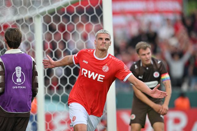 23 August 2026, North Rhine-Westphalia, Essen: Rot-Weiss Essen's Marek Janssen celebrates scoring his side's first goal during the German DFB Cup first round soccer match between Rot-Weiss Essen and FC St. Pauli at the Stadion an der Hafenstrasse. Photo: Anke Waelischmiller/dpa - WICHTIGER HINWEIS: Gemäß den Vorgaben der Bundesliga bzw. des DFB Deutscher Fußball-Bund ist es untersagt, in dem Stadion und/oder vom Spiel angefertigte Fotoaufnahmen in Form von Sequenzbildern und/oder videoähnlichen Fotostrecken zu verwerten bzw. verwerten zu lassen.