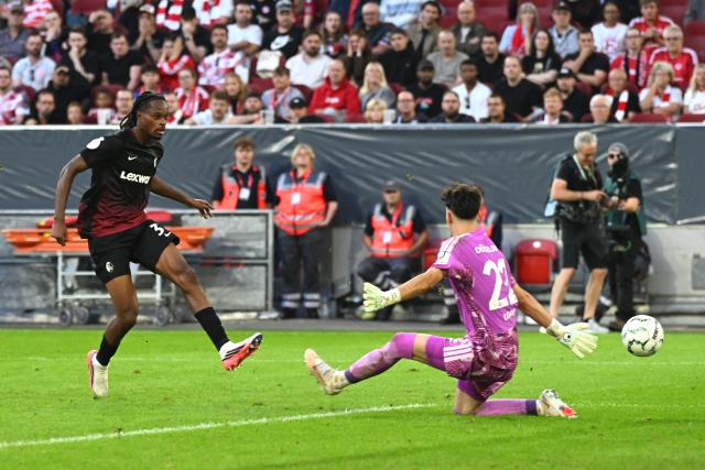 23 August 2026, North Rhine-Westphalia, Duesseldorf: Freiburg's Jordy Makengo (L) scores his side's fourth goal during the German DFB Cup first round soccer match between Fortuna Duesseldorf and SC Freiburg at the Merkur Spiel-Arena. Photo: Federico Gambarini/dpa - WICHTIGER HINWEIS: Gemäß den Vorgaben der Bundesliga bzw. des DFB Deutscher Fußball-Bund ist es untersagt, in dem Stadion und/oder vom Spiel angefertigte Fotoaufnahmen in Form von Sequenzbildern und/oder videoähnlichen Fotostrecken zu verwerten bzw. verwerten zu lassen.