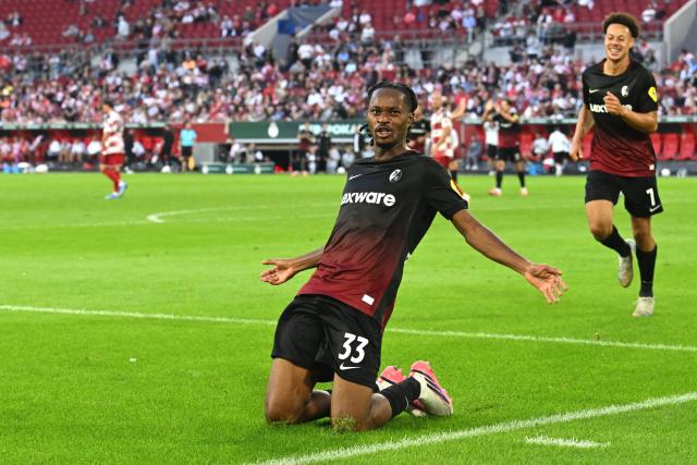 23 August 2026, North Rhine-Westphalia, Duesseldorf: Freiburg's Jordy Makengo celebrates scoring his side's fourth goal during the German DFB Cup first round soccer match between Fortuna Duesseldorf and SC Freiburg at the Merkur Spiel-Arena. Photo: Federico Gambarini/dpa - WICHTIGER HINWEIS: Gemäß den Vorgaben der Bundesliga bzw. des DFB Deutscher Fußball-Bund ist es untersagt, in dem Stadion und/oder vom Spiel angefertigte Fotoaufnahmen in Form von Sequenzbildern und/oder videoähnlichen Fotostrecken zu verwerten bzw. verwerten zu lassen.