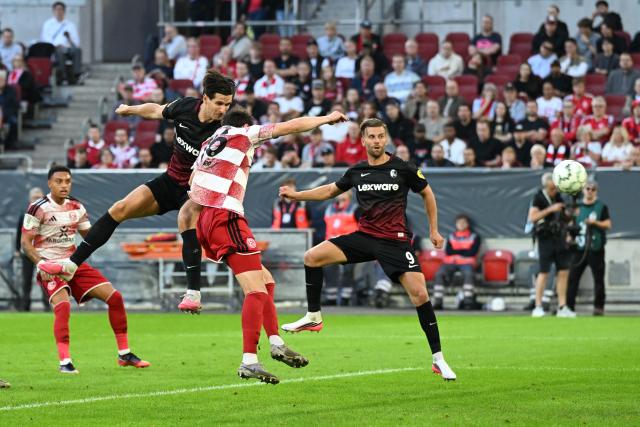 23 August 2026, North Rhine-Westphalia, Duesseldorf: Freiburg's Igor Matanovic (2nd L) scores his side's second goal during the German DFB Cup first round soccer match between Fortuna Duesseldorf and SC Freiburg at the Merkur Spiel-Arena. Photo: Federico Gambarini/dpa - WICHTIGER HINWEIS: Gemäß den Vorgaben der Bundesliga bzw. des DFB Deutscher Fußball-Bund ist es untersagt, in dem Stadion und/oder vom Spiel angefertigte Fotoaufnahmen in Form von Sequenzbildern und/oder videoähnlichen Fotostrecken zu verwerten bzw. verwerten zu lassen.