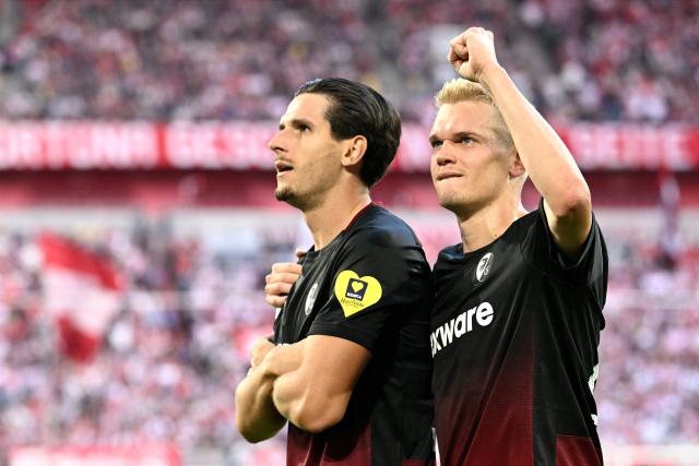 23 August 2026, North Rhine-Westphalia, Duesseldorf: Freiburg's Igor Matanovic (L) celebrates scoring his side's second goal with teammate Matthias Ginter during the German DFB Cup first round soccer match between Fortuna Duesseldorf and SC Freiburg at the Merkur Spiel-Arena. Photo: Federico Gambarini/dpa - WICHTIGER HINWEIS: Gemäß den Vorgaben der Bundesliga bzw. des DFB Deutscher Fußball-Bund ist es untersagt, in dem Stadion und/oder vom Spiel angefertigte Fotoaufnahmen in Form von Sequenzbildern und/oder videoähnlichen Fotostrecken zu verwerten bzw. verwerten zu lassen.