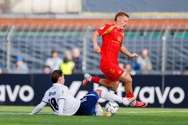 23 August 2026, Schleswig-Holstein, Luebeck: Luebeck's Jonathan Stoever (L) and Paderborn's Laurin Curda battle for the ball during the German DFB Cup first round soccer match between Phoenix Luebeck and SC Paderborn 07 at Dietmar-Scholze-Stadion an der Lohmuehle. Photo: Philipp Szyza/dpa - WICHTIGER HINWEIS: Gemäß den Vorgaben der Bundesliga bzw. des DFB Deutscher Fußball-Bund ist es untersagt, in dem Stadion und/oder vom Spiel angefertigte Fotoaufnahmen in Form von Sequenzbildern und/oder videoähnlichen Fotostrecken zu verwerten bzw. verwerten zu lassen.