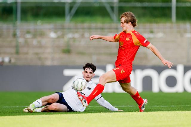 23 August 2026, Schleswig-Holstein, Luebeck: Luebeck's Kilian Skolik (L) and Paderborn's Mattes Hansen battle for the ball during the German DFB Cup first round soccer match between Phoenix Luebeck and SC Paderborn 07 at Dietmar-Scholze-Stadion an der Lohmuehle. Photo: Philipp Szyza/dpa - WICHTIGER HINWEIS: Gemäß den Vorgaben der Bundesliga bzw. des DFB Deutscher Fußball-Bund ist es untersagt, in dem Stadion und/oder vom Spiel angefertigte Fotoaufnahmen in Form von Sequenzbildern und/oder videoähnlichen Fotostrecken zu verwerten bzw. verwerten zu lassen.
