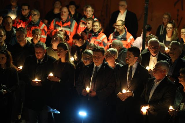 23 August 2026, North Rhine-Westphalia, Solingen: People hold candles in front of the city church during a memorial service for the victims of the Islamist terrorist attack two years ago, which left three people dead and many injured. Photo: Christoph Reichwein/dpa