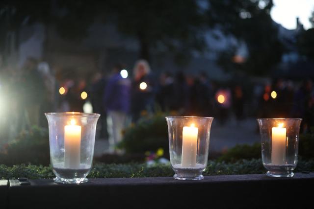 23 August 2026, North Rhine-Westphalia, Solingen: Candles are placed in front of the city church during a memorial service for the victims of the Islamist terrorist attack two years ago, which left three people dead and many injured. Photo: Christoph Reichwein/dpa
