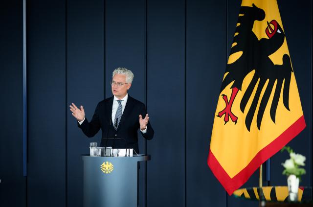 24 August 2026, Berlin: Alexander von Erdely, spokesperson for the Federal Agency for Real Estate Affairs, spoke at the symbolic key handover for the "Amtssitz am Spreebogen," the temporary presidential residence across from the Federal Chancellery. The building will house the Federal President's staff for up to eight years while Bellevue Palace and its administrative offices undergo extensive renovations. Photo: Bernd von Jutrczenka/dpa