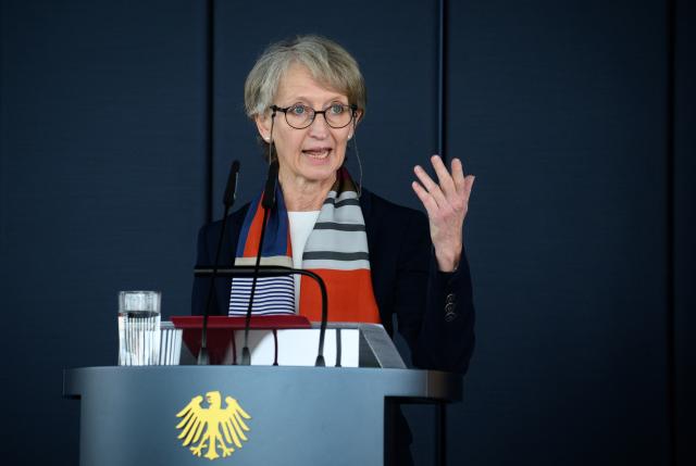 24 August 2026, Berlin: Petra Wesseler, President of the Federal Office for Building and Regional Planning, spoke at the symbolic key handover for the "Amtssitz am Spreebogen," the temporary presidential residence across from the Federal Chancellery. The colorful, modular wooden building will house the Federal President's staff for up to eight years while Bellevue Palace and its administrative offices undergo extensive renovations. Photo: Bernd von Jutrczenka/dpa