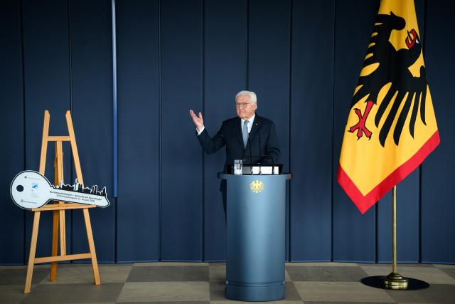 24 August 2026, Berlin: German President Frank-Walter Steinmeier marked the key handover for the "Amtssitz am Spreebogen," a temporary, modular wooden office across from the Federal Chancellery. This building will house the Federal President's staff during the upcoming, extensive renovations of Bellevue Palace. Photo: Bernd von Jutrczenka/dpa