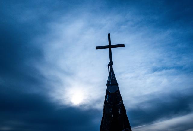 FILED - 28 January 2025, Mecklenburg-Vorpommern, Pogress: Illustration - A church cross on the roof of a church. Photo: Jens Büttner/dpa
