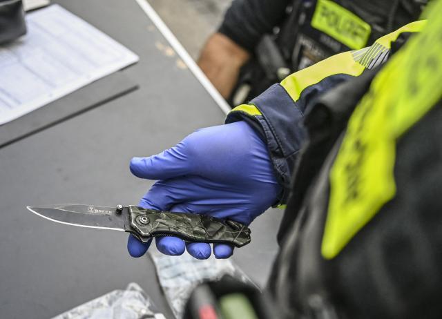 24 August 2026, Berlin: A prohibited folding knife that was discovered during inspections is on display at Zoologischer Garten station as part of a week-long campaign by the Berlin Police and the Federal Police on the ban on weapons and knives. Photo: Jens Kalaene/dpa