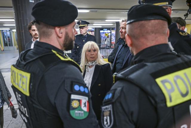 24 August 2026, Berlin: Berlin's Senator for the Interior and Sports Iris Spranger (C) attends a week-long campaign organized by the Berlin Police and the Federal Police regarding the ban on firearms and knives at the Zoologischer Garten train station. Photo: Jens Kalaene/dpa