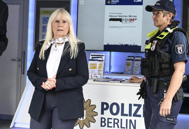24 August 2026, Berlin: Berlin's Senator for the Interior and Sports Iris Spranger (L) attends a week-long campaign organized by the Berlin Police and the Federal Police regarding the ban on firearms and knives at the Zoologischer Garten train station. Photo: Jens Kalaene/dpa