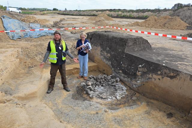 24 August 2026, Saxony-Anhalt, Halberstadt: Staff members of the Saxony-Anhalt State Office for the Preservation of Historical Monuments and Archaeology (LDA) present the initial findings from an investigation of a medieval abandoned settlement in Halberstadt. As part of the ongoing development of the Halberstadt Ost industrial park, the LDA is conducting archaeological excavations. Photo: Matthias Bein/dpa