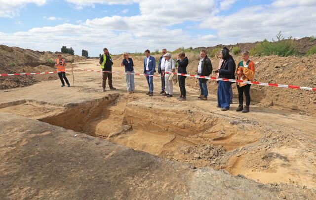 24 August 2026, Saxony-Anhalt, Halberstadt: Staff members of the Saxony-Anhalt State Office for the Preservation of Historical Monuments and Archaeology (LDA) present the initial findings from an investigation of a medieval abandoned settlement in Halberstadt. As part of the ongoing development of the Halberstadt Ost industrial park, the LDA is conducting archaeological excavations. Photo: Matthias Bein/dpa